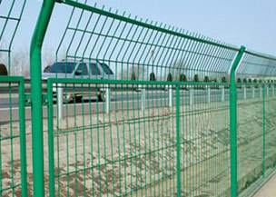 公路護(hù)欄網(wǎng) 道路安全之固盾，三角功能各顯良效